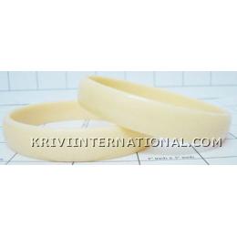 KKLK01B38 Pair of acrylic bangles in solid colour.